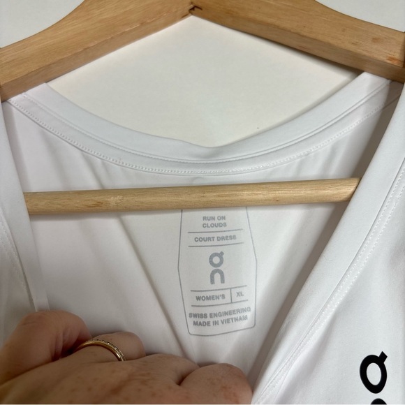 On Running Court Dress White size XL - Picture 7 of 9